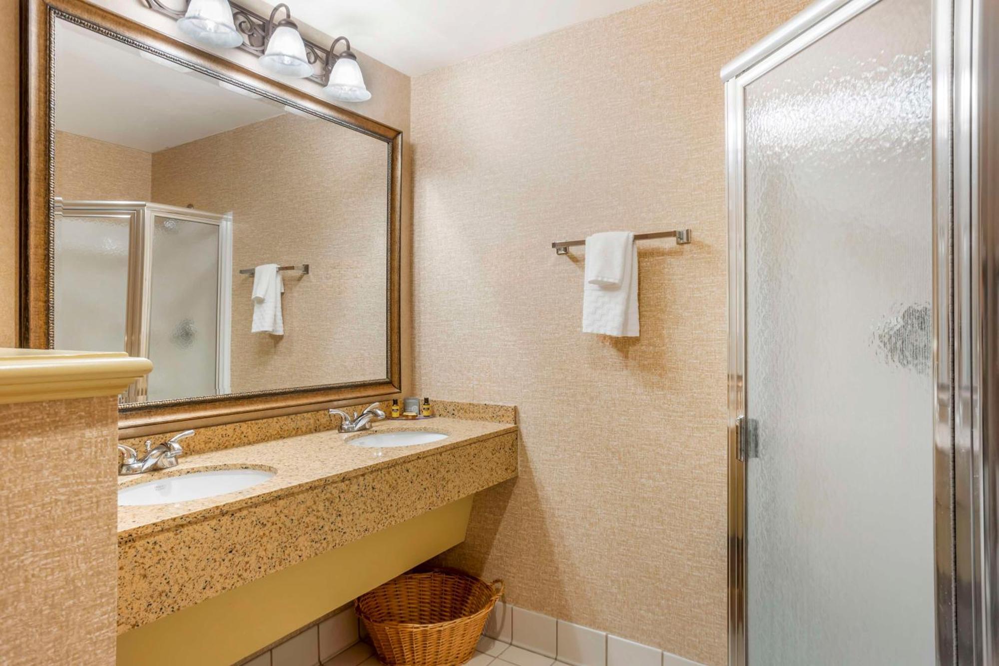 Hotel Western Revere & Paradise