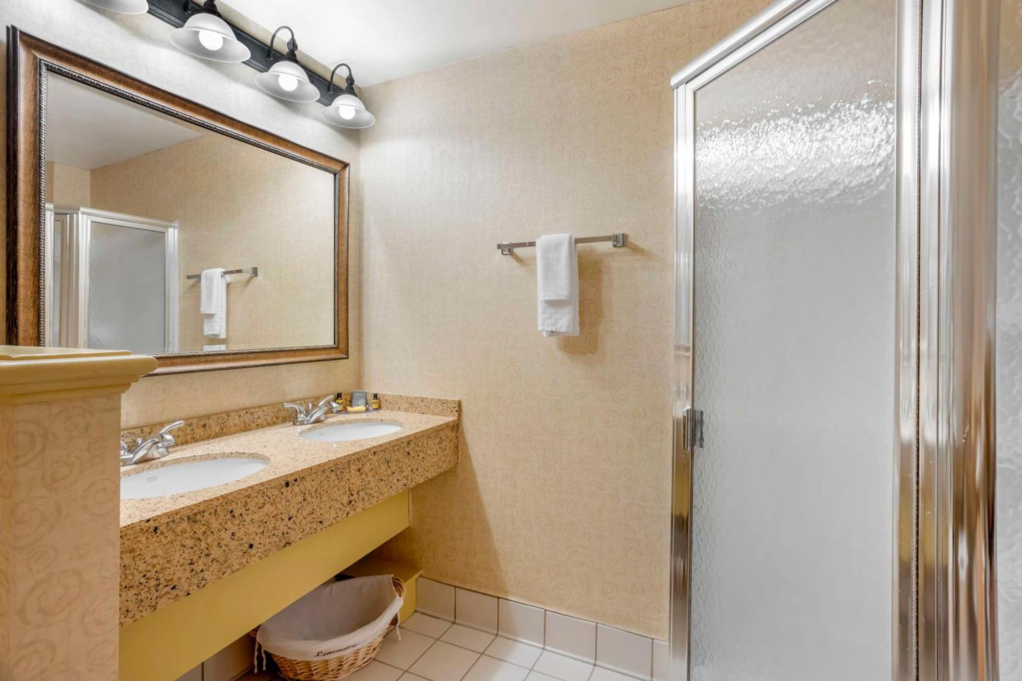 Hotel Western Revere & Paradise